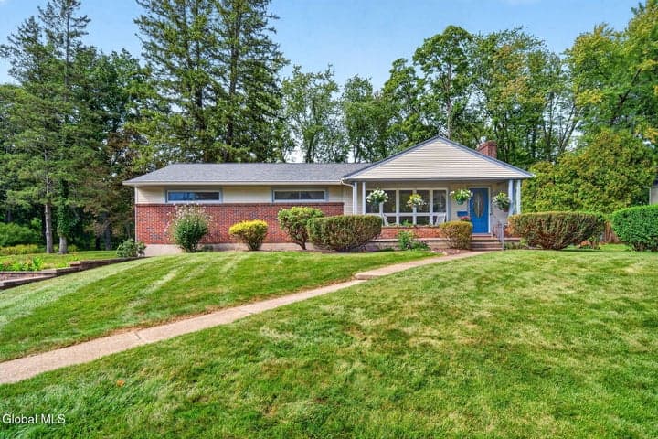 843 Warner Road, Niskayuna, NY