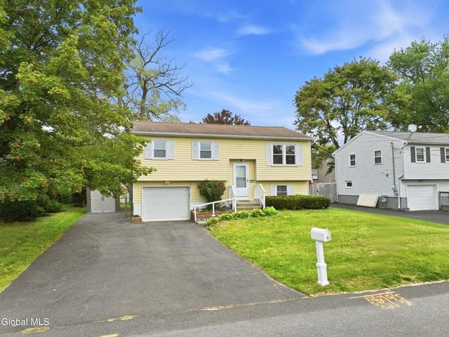 8 Denise Court, Rensselaer, NY