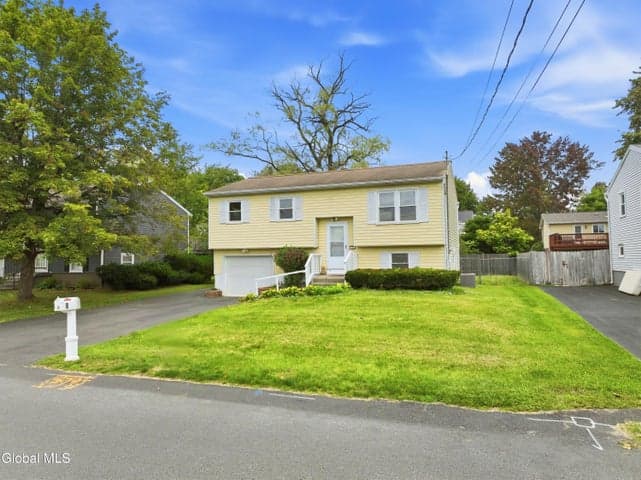 8 Denise Court, Rensselaer, NY, photo 2