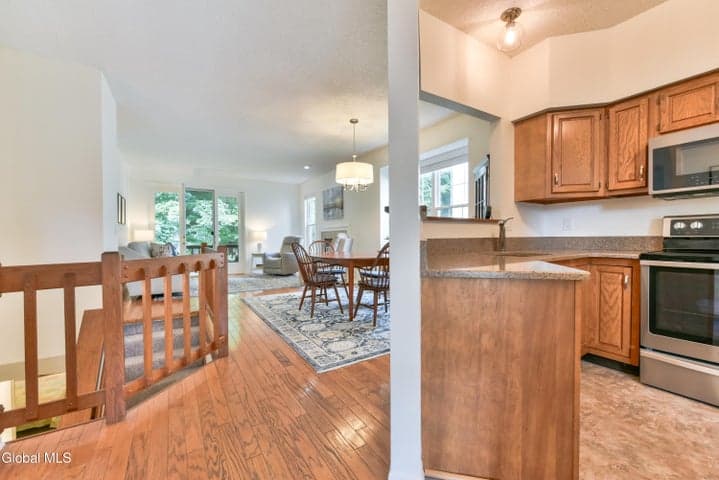 5209 Forest Point Drive, Clifton Park, NY, photo 4