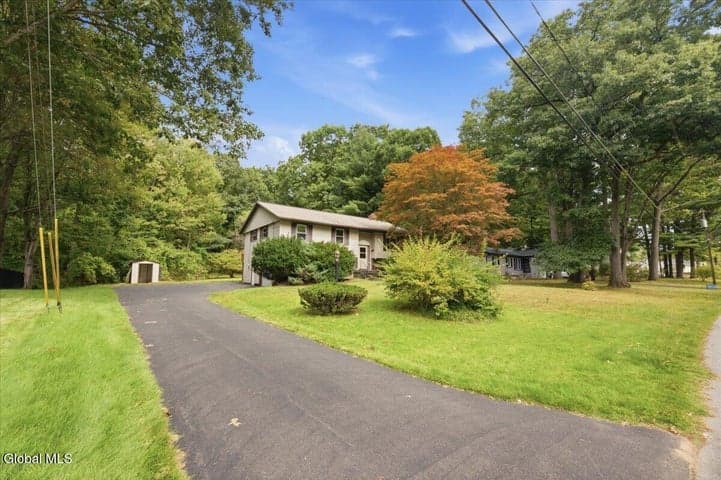 20 Linden Court, Clifton Park, NY, photo 2