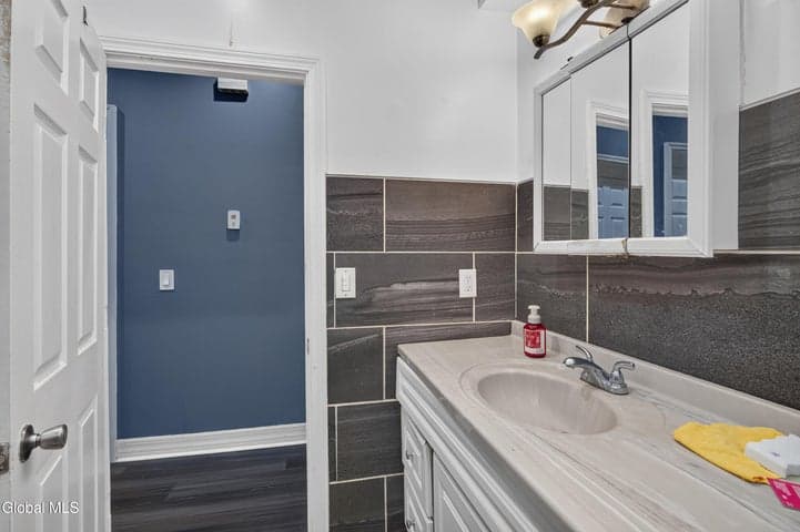 556 Washington Avenue, Albany, NY, photo 4