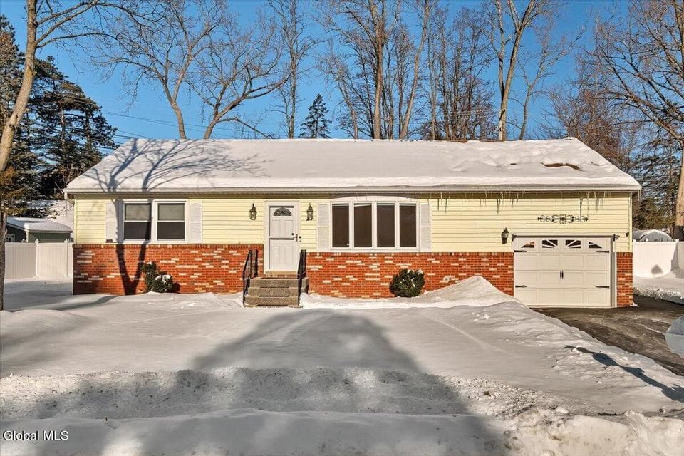 27 Lois Court, Colonie, NY 12205