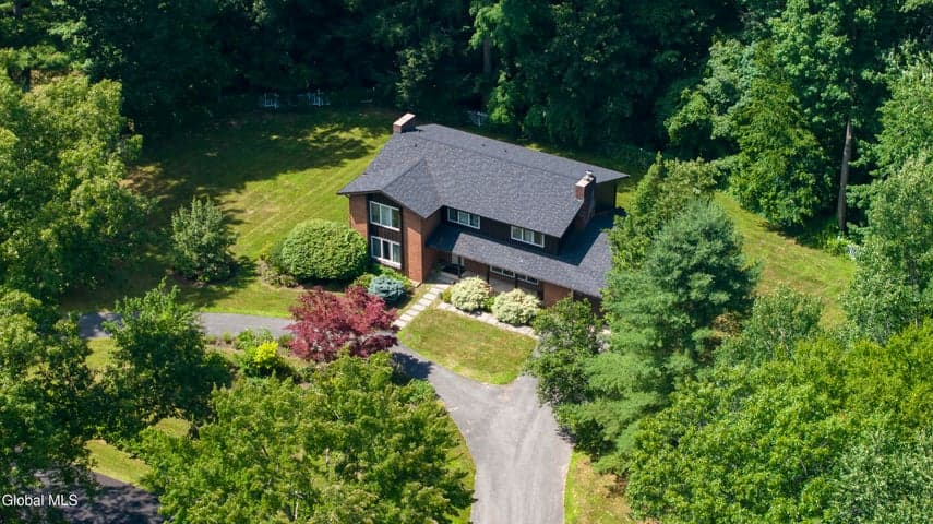 15 Roberts Lane, Saratoga Springs, NY